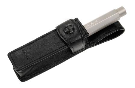 Sport etui met flap in zwart leder voor 1 pen. Metalen Kaweco logo.