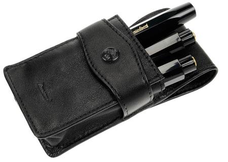 Sport etui met flap in zwart leder voor 3 pennen. Metalen Kaweco logo.