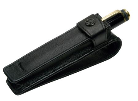 Standaard etui met flap in zwart leder voor 1 pen. Metalen Kaweco logo.