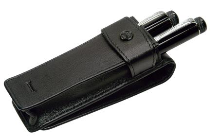 Standaard etui met flap in zwart leder voor 2 pennen. Metalen Kaweco logo.