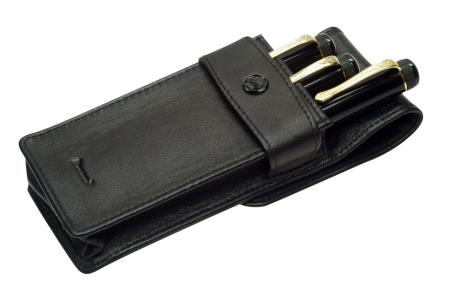 Standaard etui met flap in zwart leder voor 3 pennen. Metalen Kaweco logo.
