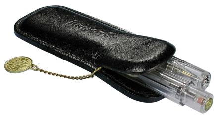 Pochette Sport en cuir pour 2 stylos avec médaillon Kaweco et chaîne.